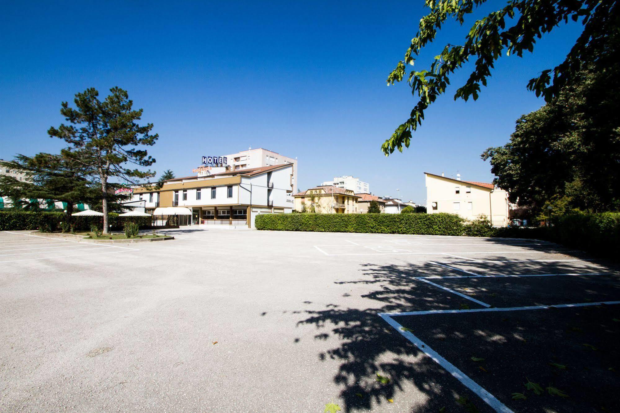באסטיה אומברה Hotel Santa Lucia מראה חיצוני תמונה