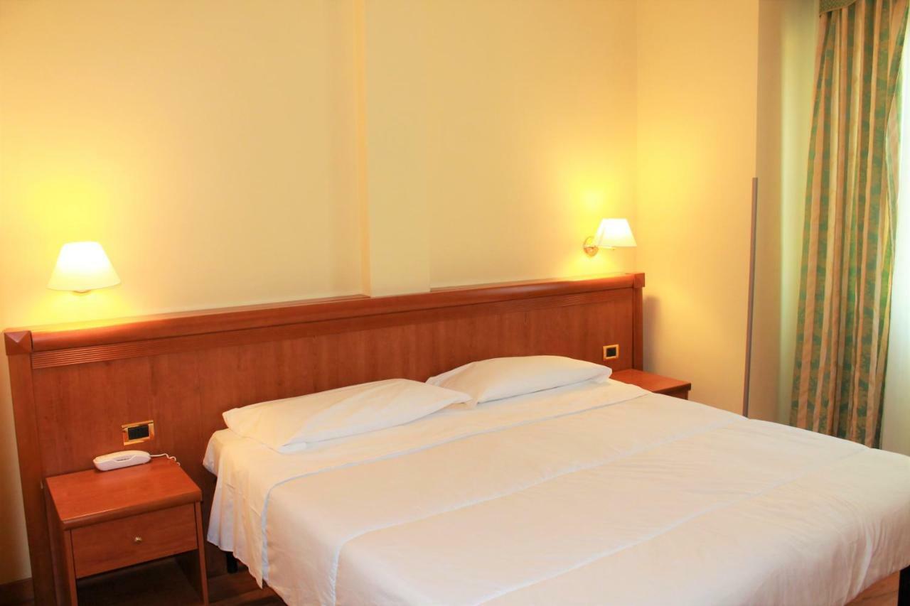 באסטיה אומברה Hotel Santa Lucia מראה חיצוני תמונה