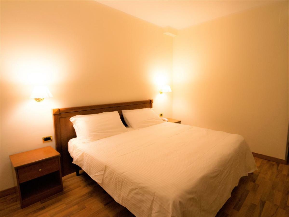 באסטיה אומברה Hotel Santa Lucia מראה חיצוני תמונה