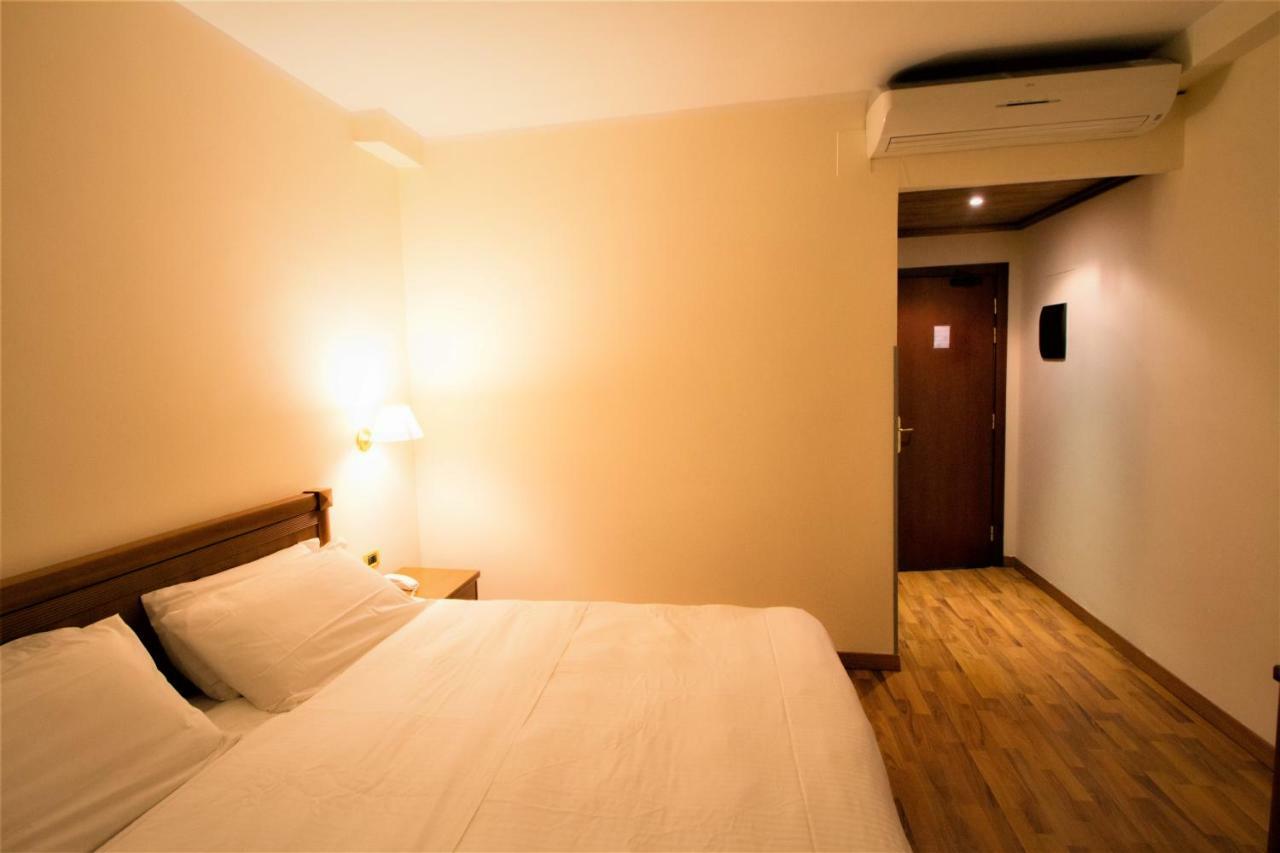 באסטיה אומברה Hotel Santa Lucia מראה חיצוני תמונה