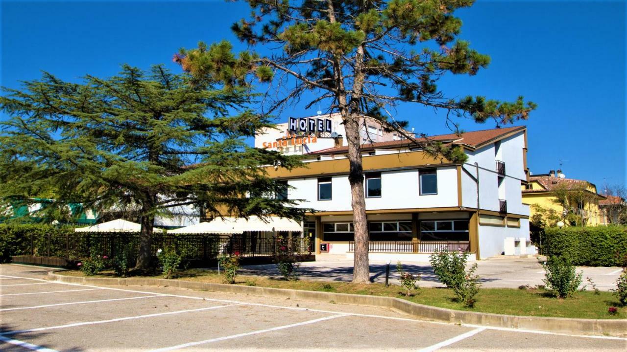 באסטיה אומברה Hotel Santa Lucia מראה חיצוני תמונה