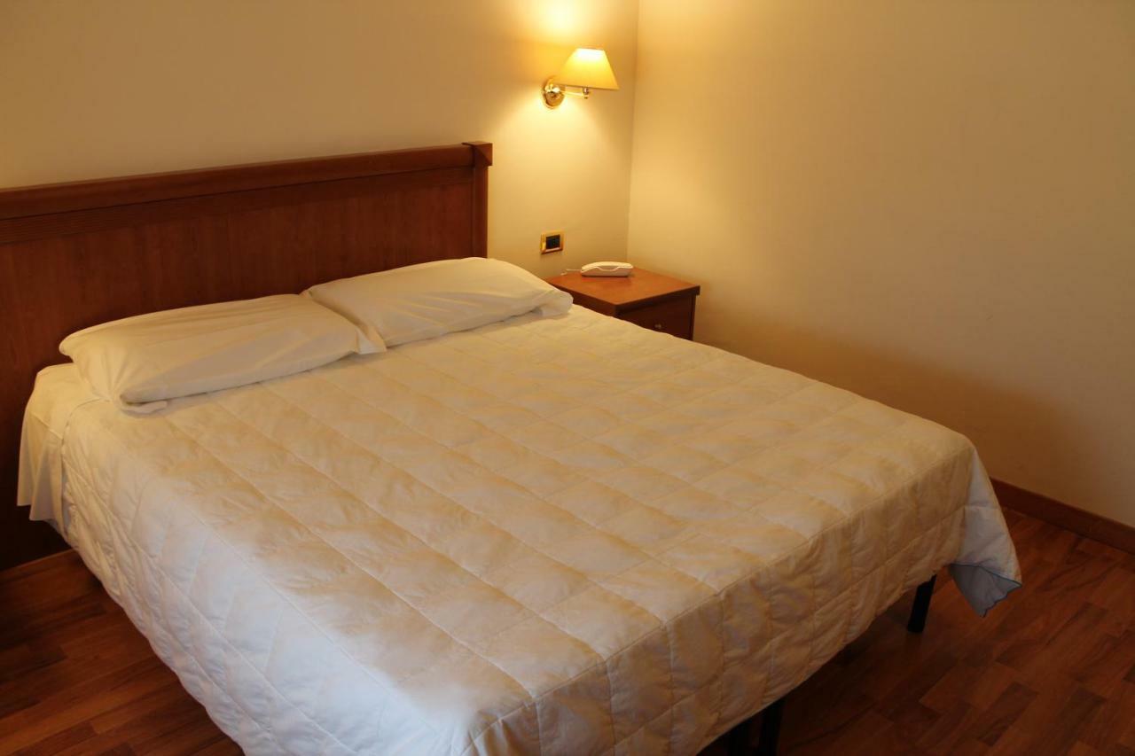 באסטיה אומברה Hotel Santa Lucia מראה חיצוני תמונה