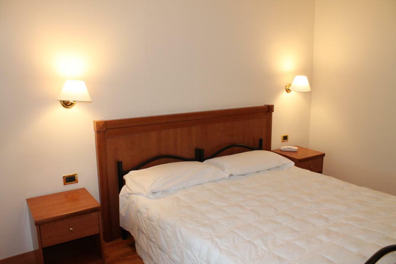 באסטיה אומברה Hotel Santa Lucia מראה חיצוני תמונה