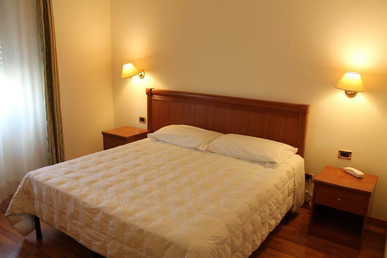 באסטיה אומברה Hotel Santa Lucia מראה חיצוני תמונה