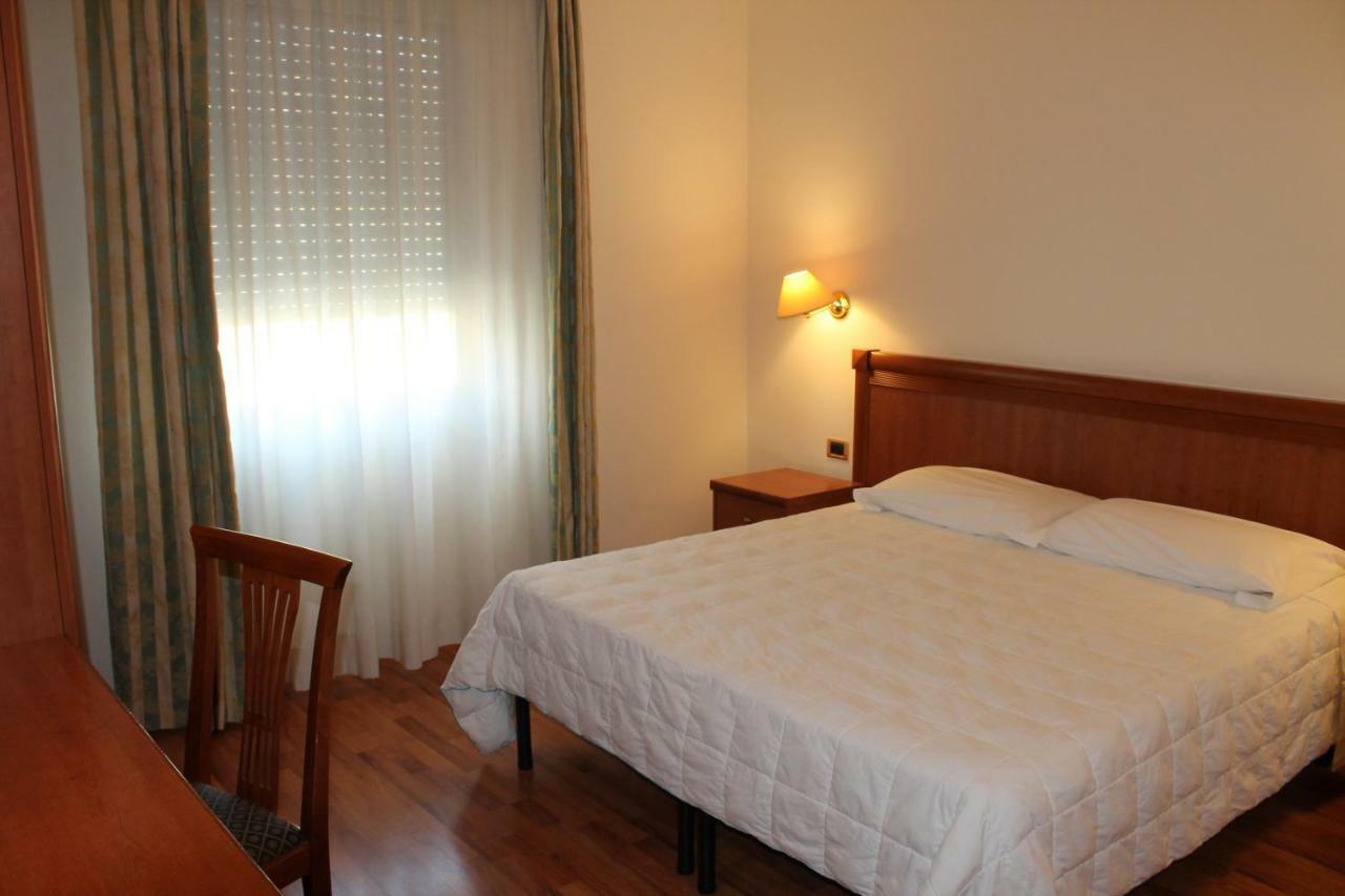 באסטיה אומברה Hotel Santa Lucia מראה חיצוני תמונה